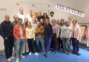 Groepsfoto met een bord met de tekst ‘Yes, Future!’